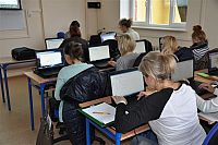 Pracownia techniki biurowej wyposażona w nowy sprzęt komputerowy i biurowy.